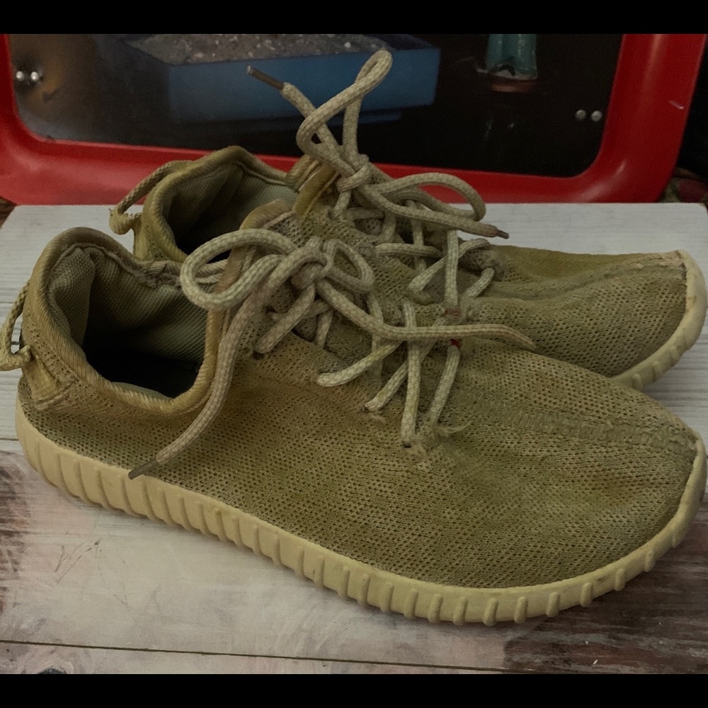 Adidas Yeezy 350 V1 Carmel/Tan size 39 women’s size 8